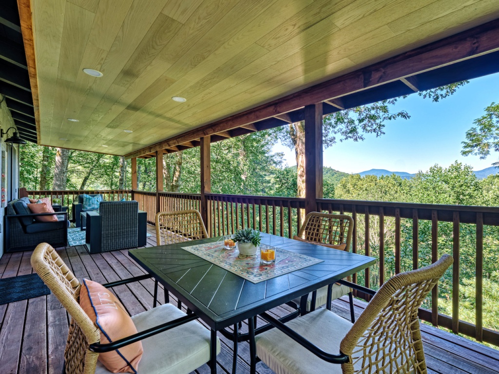 Highlands, North Carolina 28741, 3 Bedrooms Bedrooms, ,2.5 BathroomsBathrooms,Residential,For Sale,6991