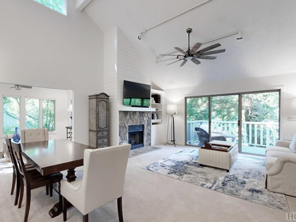 Highlands, North Carolina 28741, 2 Bedrooms Bedrooms, ,2 BathroomsBathrooms,Residential,For Sale,7377