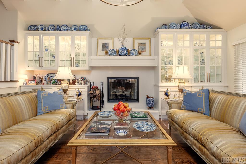Sapphire, North Carolina 28774, 3 Bedrooms Bedrooms, ,2.5 BathroomsBathrooms,Residential,For Sale,7757