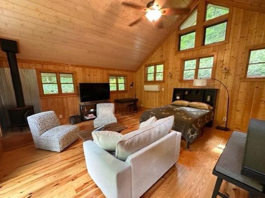 Sapphire, North Carolina 28774, 1 Bedroom Bedrooms, ,1 BathroomBathrooms,Residential,For Sale,8221