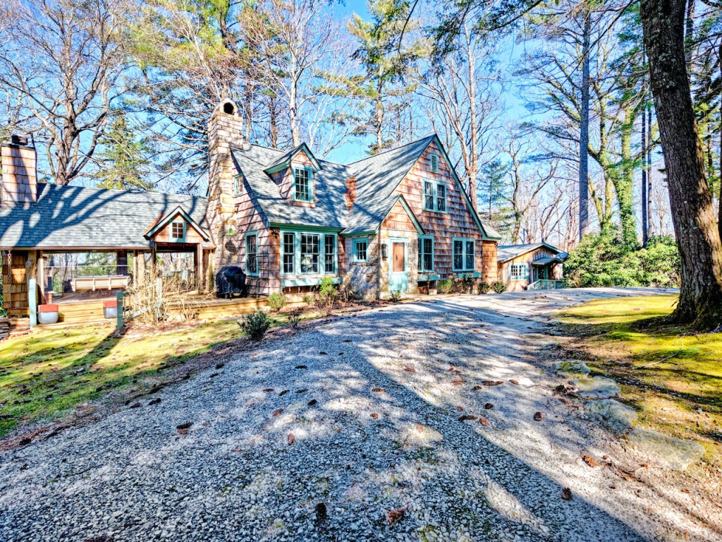 Highlands, North Carolina 28741, 4 Bedrooms Bedrooms, ,4 BathroomsBathrooms,Residential,For Sale,8600