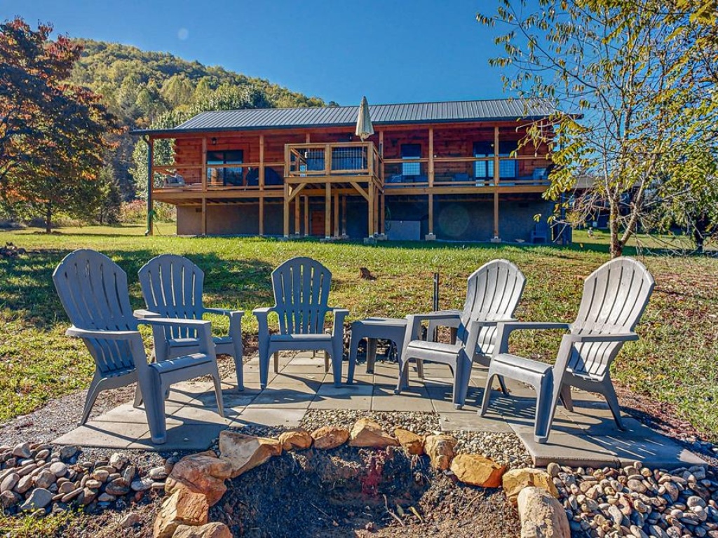 Whittier, North Carolina 28789, 2 Bedrooms Bedrooms, ,3 BathroomsBathrooms,Residential,For Sale,8990