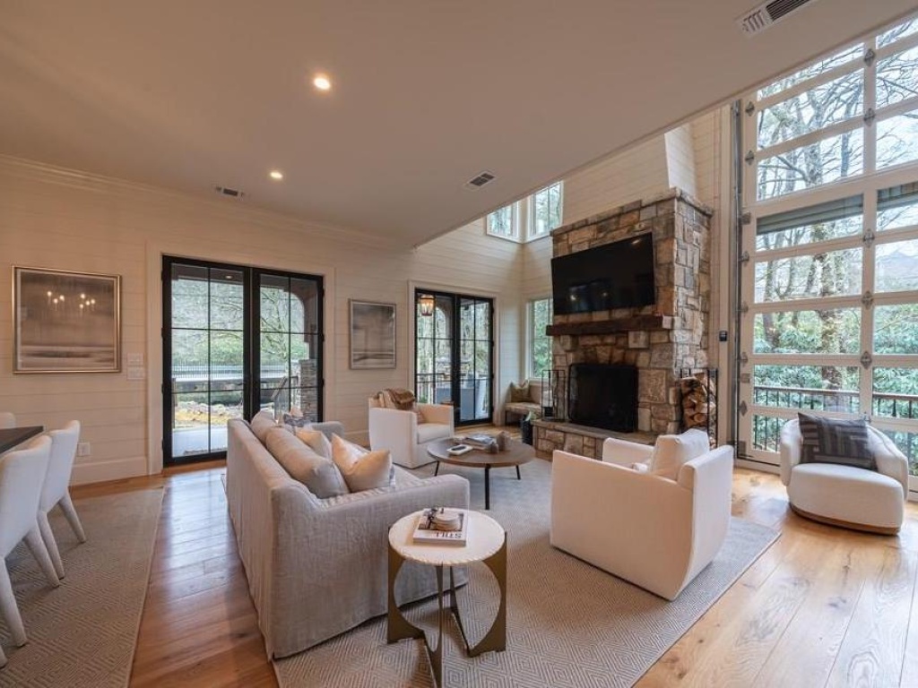 Highlands, North Carolina 28741, 7 Bedrooms Bedrooms, ,7.5 BathroomsBathrooms,Residential,For Sale,9042