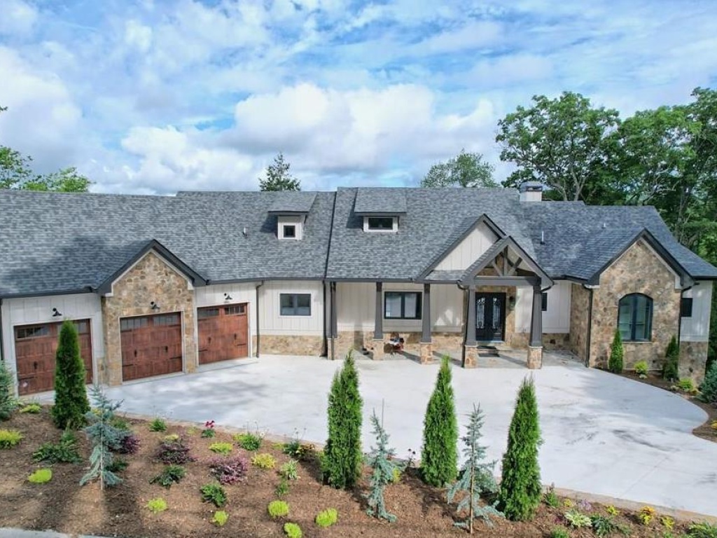Highlands, North Carolina 28741, 8 Bedrooms Bedrooms, ,Residential,For Sale,9388