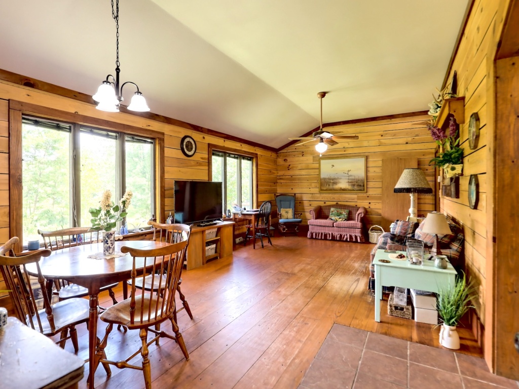 Rabun Gap, Georgia 30568, 3 Bedrooms Bedrooms, ,2 BathroomsBathrooms,Residential,For Sale,9542