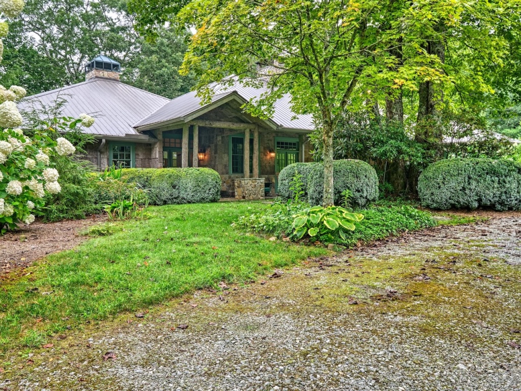 Highlands, North Carolina 28741, 4 Bedrooms Bedrooms, ,5.5 BathroomsBathrooms,Residential,For Sale,9676