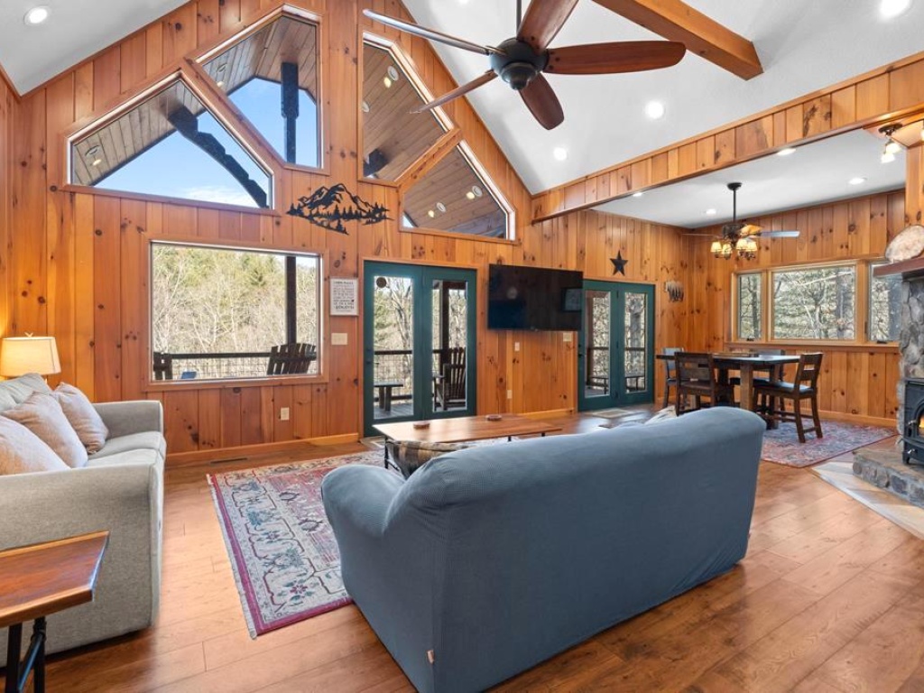 Franklin, North Carolina 28734, 2 Bedrooms Bedrooms, ,4 BathroomsBathrooms,Residential,For Sale,10131