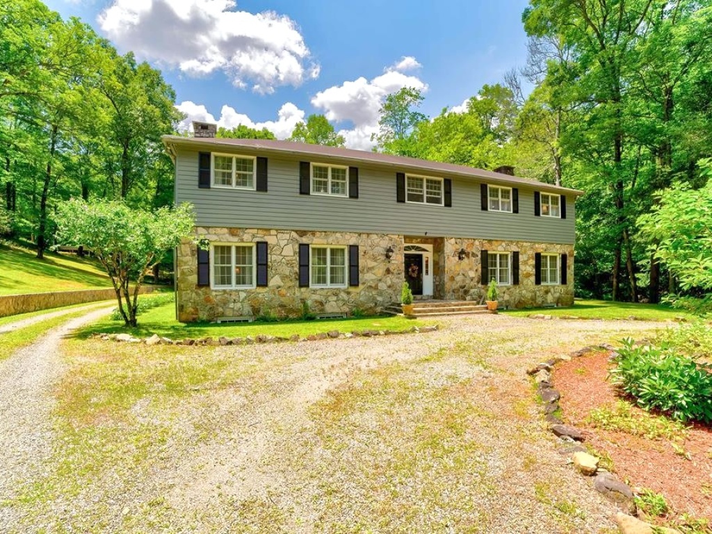 Hiawassee, Georgia 30546, 3 Bedrooms Bedrooms, ,3.5 BathroomsBathrooms,Residential,For Sale,10377