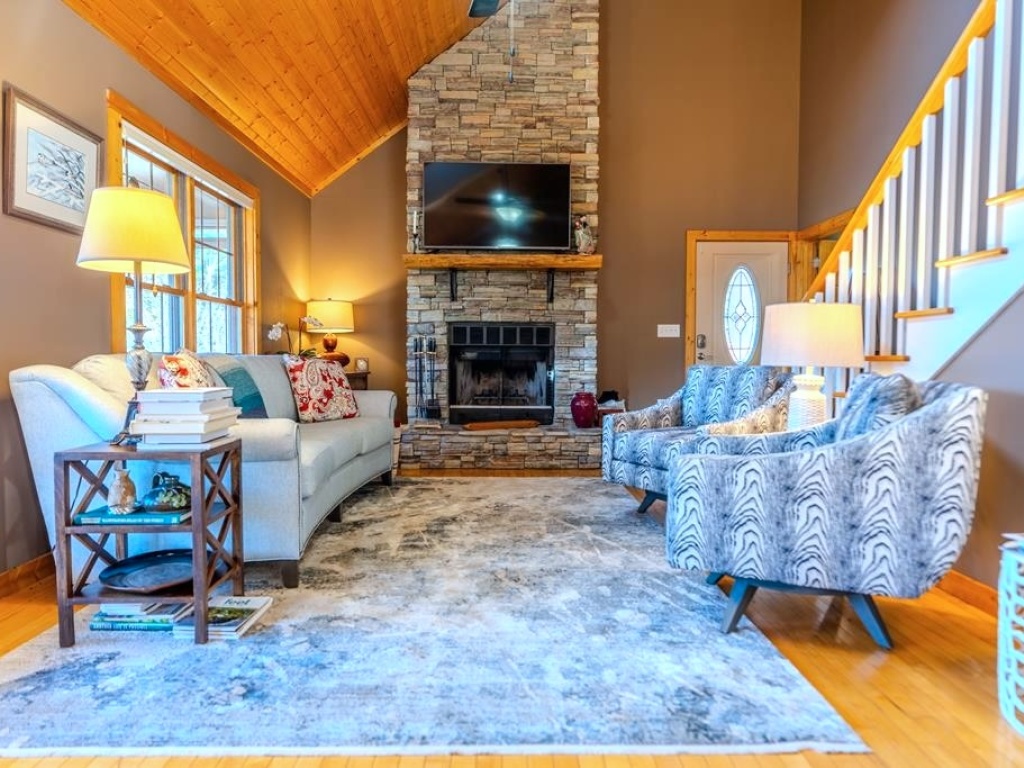 Franklin, North Carolina 28734, 3 Bedrooms Bedrooms, ,3.5 BathroomsBathrooms,Residential,For Sale,10395