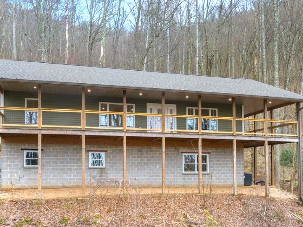 Franklin, North Carolina 28734, 3 Bedrooms Bedrooms, ,2.5 BathroomsBathrooms,Residential,For Sale,10397