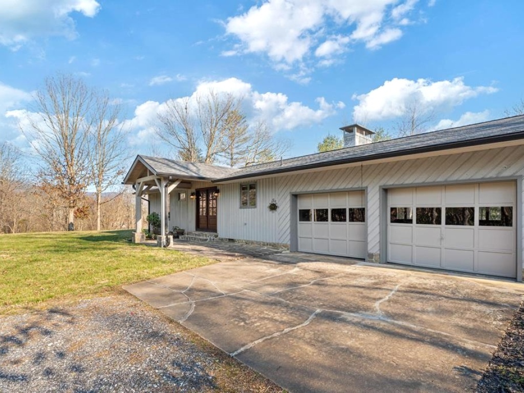 Franklin, North Carolina 28734, 2 Bedrooms Bedrooms, ,1.5 BathroomsBathrooms,Residential,For Sale,10398