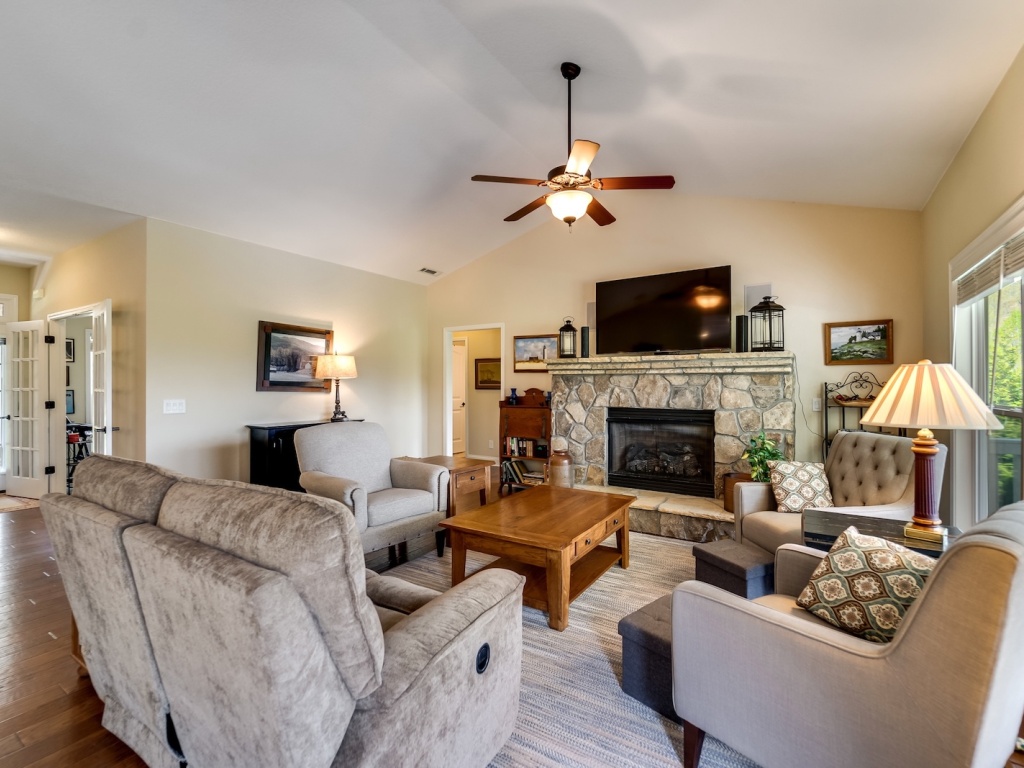Franklin, North Carolina 28734, 3 Bedrooms Bedrooms, ,2 BathroomsBathrooms,Residential,For Sale,10408