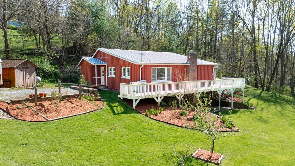 Franklin, North Carolina 28734, 2 Bedrooms Bedrooms, ,3 BathroomsBathrooms,Residential,For Sale,10425