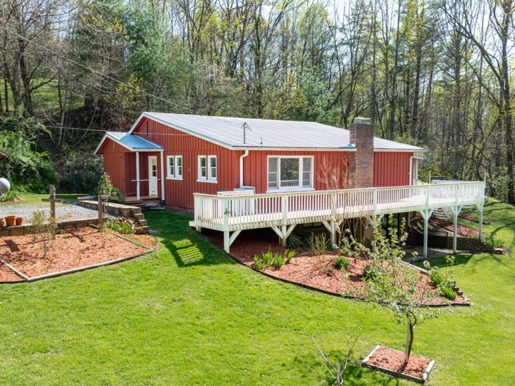 Franklin, North Carolina 28734, 2 Bedrooms Bedrooms, ,3 BathroomsBathrooms,Residential,For Sale,10425