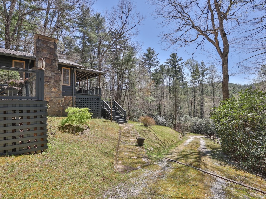 Highlands, North Carolina 28741, 2 Bedrooms Bedrooms, ,2 BathroomsBathrooms,Residential,For Sale,10435