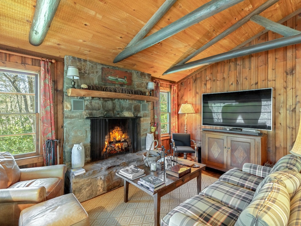 Highlands, North Carolina 28741, 2 Bedrooms Bedrooms, ,2 BathroomsBathrooms,Residential,For Sale,10435