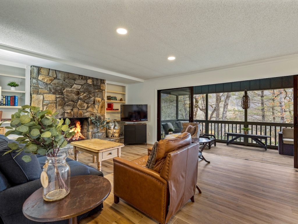 Highlands, North Carolina 28741, 2 Bedrooms Bedrooms, ,2 BathroomsBathrooms,Residential,For Sale,10436