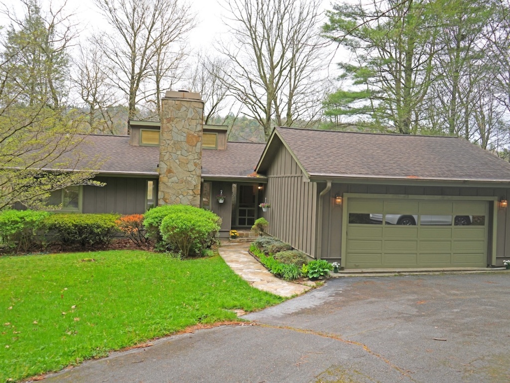 Highlands, North Carolina 28741, 4 Bedrooms Bedrooms, ,3 BathroomsBathrooms,Residential,For Sale,10437