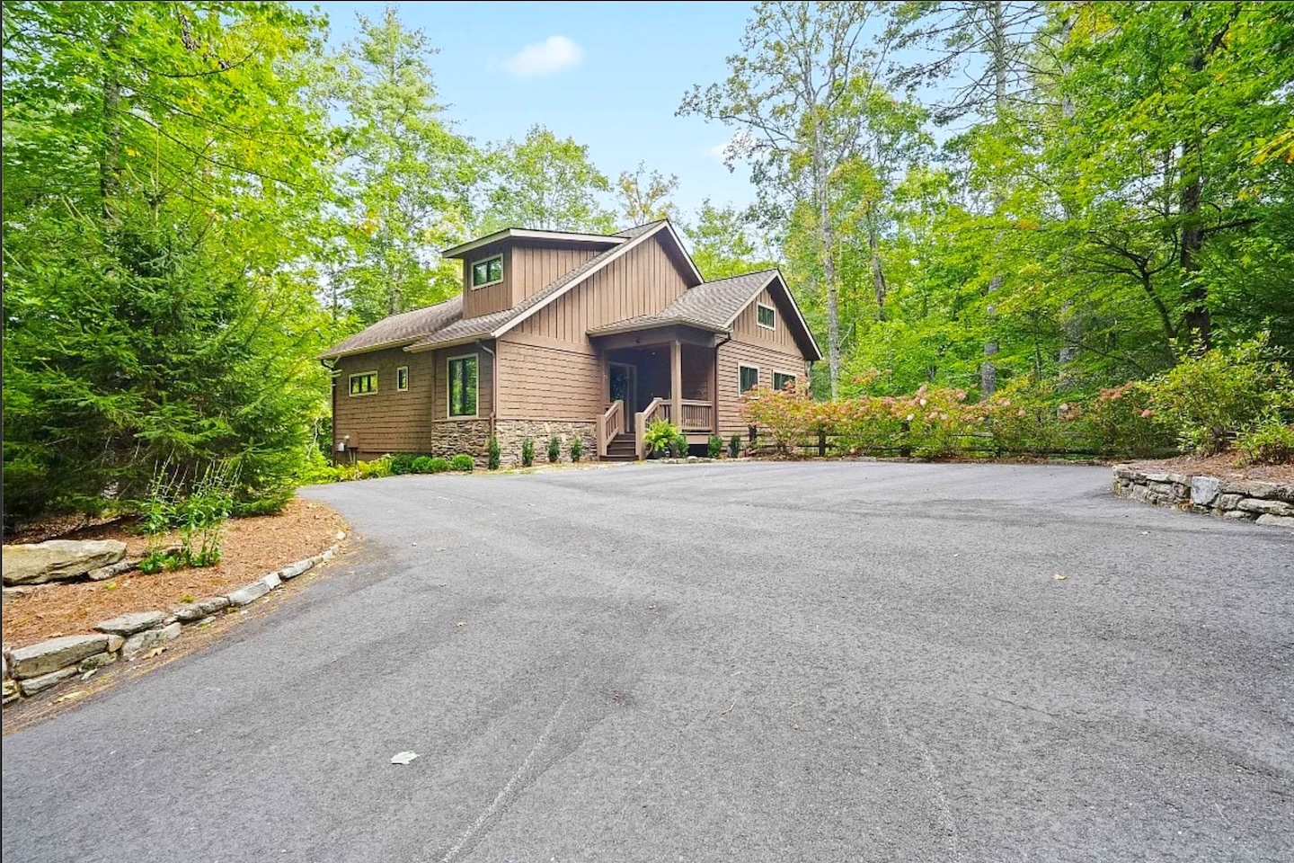 Sapphire, North Carolina 28774, 3 Bedrooms Bedrooms, ,4 BathroomsBathrooms,Residential,For Sale,10441