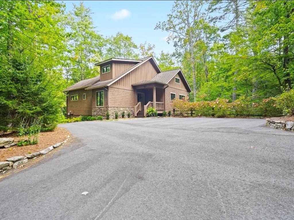 Sapphire, North Carolina 28774, 3 Bedrooms Bedrooms, ,4 BathroomsBathrooms,Residential,For Sale,10441