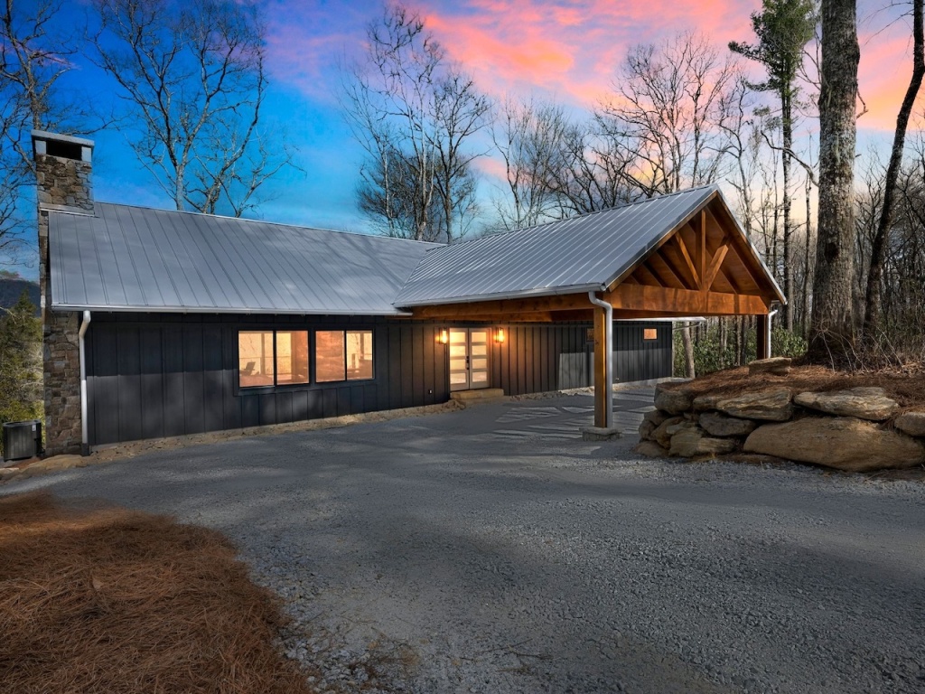 Highlands, North Carolina 28741, 2 Bedrooms Bedrooms, ,2.5 BathroomsBathrooms,Residential,For Sale,10446