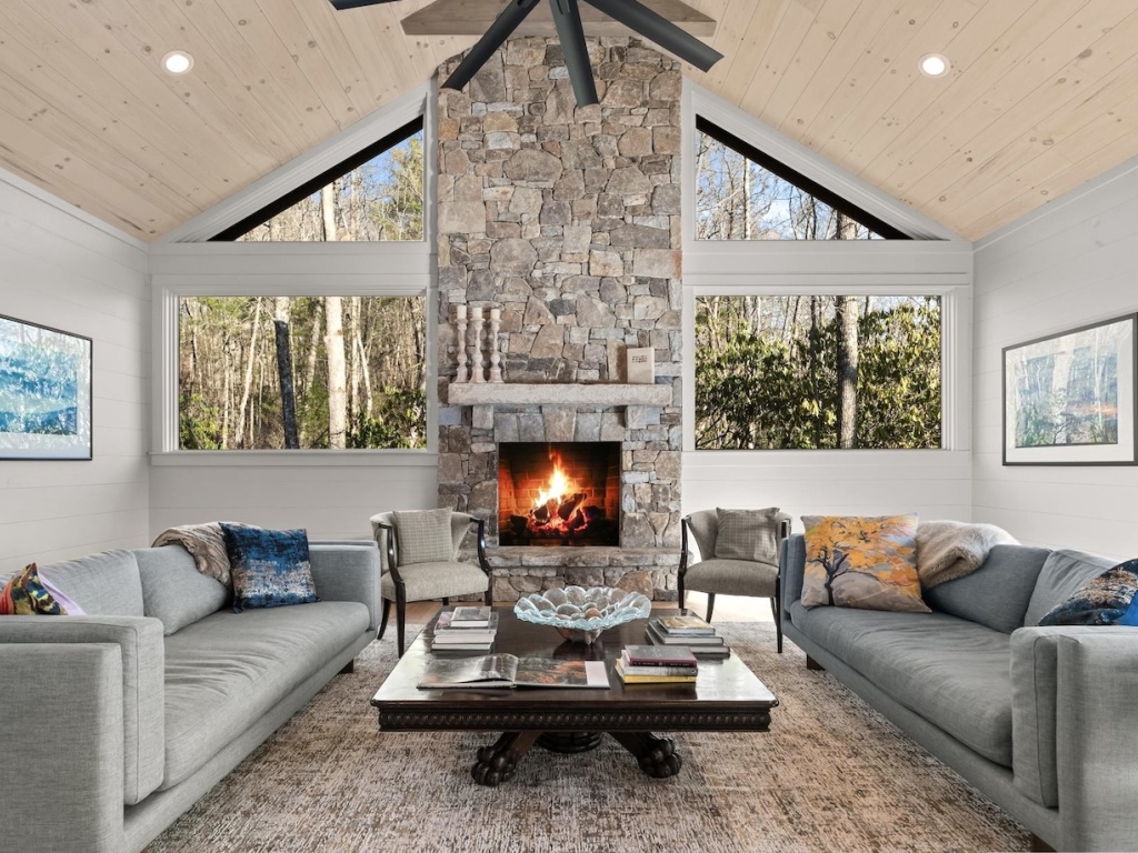 Highlands, North Carolina 28741, 2 Bedrooms Bedrooms, ,2.5 BathroomsBathrooms,Residential,For Sale,10446
