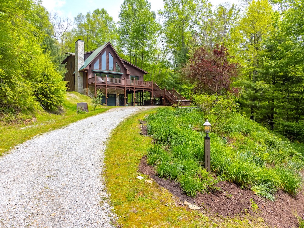 Franklin, North Carolina 28734, 3 Bedrooms Bedrooms, ,3.5 BathroomsBathrooms,Residential,For Sale,10516