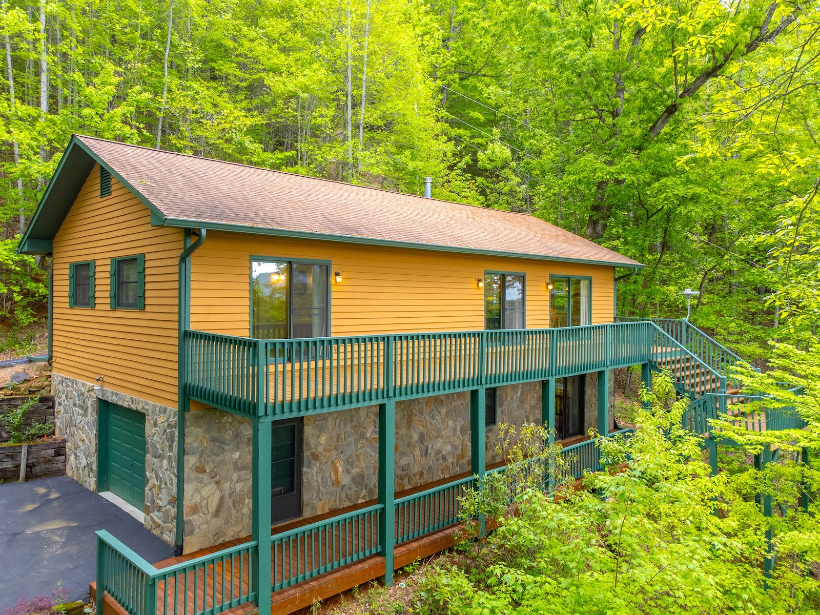 Franklin, North Carolina 28734, 2 Bedrooms Bedrooms, ,3 BathroomsBathrooms,Residential,For Sale,10518