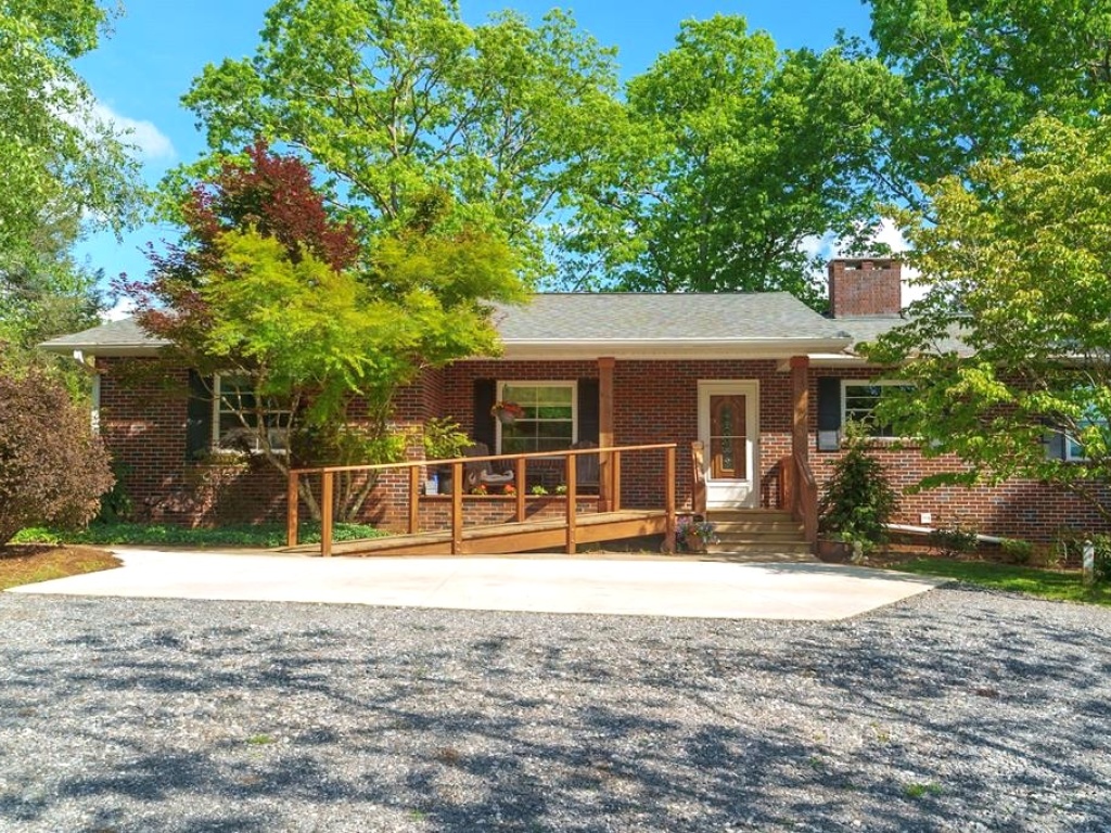 Franklin, North Carolina 28734, 3 Bedrooms Bedrooms, ,2.5 BathroomsBathrooms,Residential,For Sale,10523