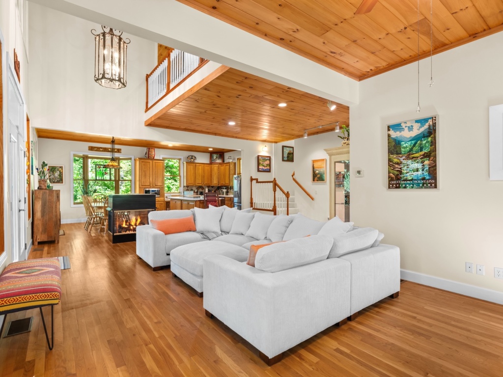 Franklin, North Carolina 28734, 3 Bedrooms Bedrooms, ,4 BathroomsBathrooms,For Sale,10528