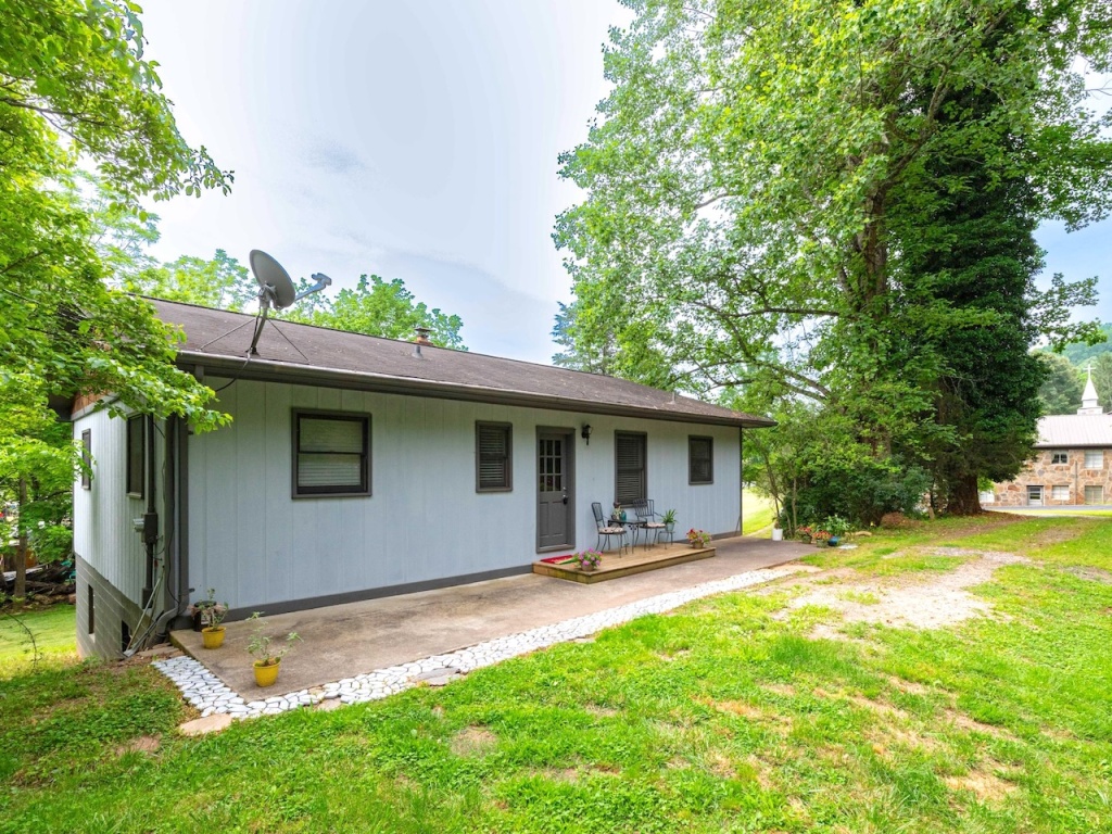 Franklin, North Carolina 28734, 3 Bedrooms Bedrooms, ,1.5 BathroomsBathrooms,Residential,For Sale,10633