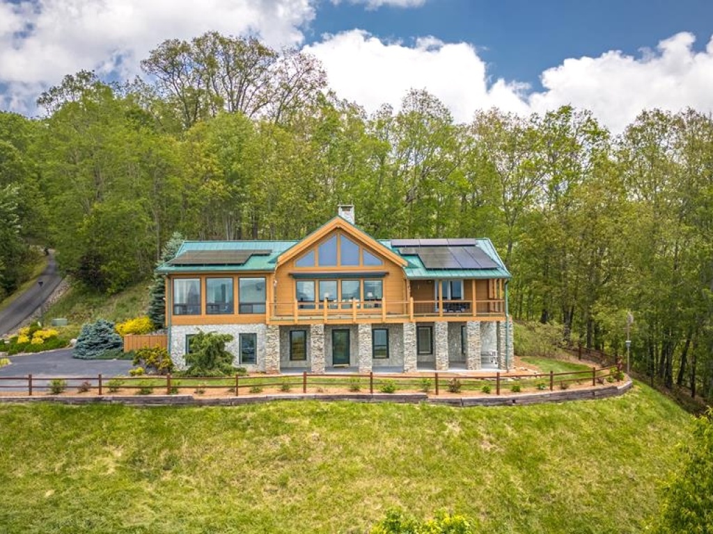 Bryson City, North Carolina 28713, 4 Bedrooms Bedrooms, ,3.5 BathroomsBathrooms,Residential,For Sale,10646