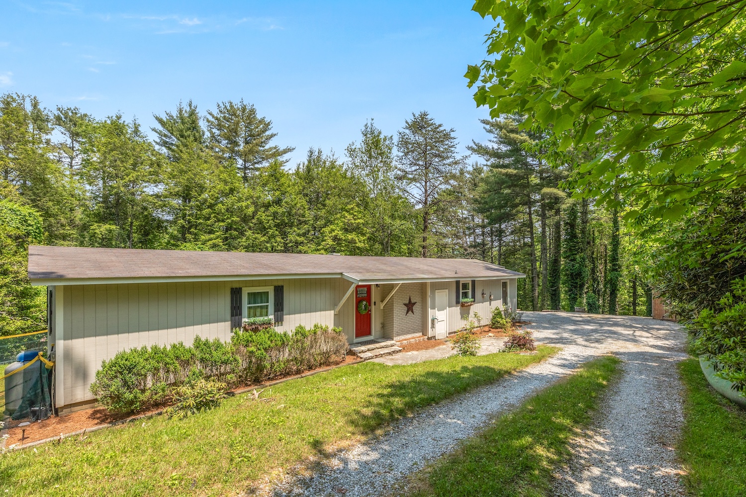 Highlands, North Carolina 28741, 2 Bedrooms Bedrooms, ,2 BathroomsBathrooms,Residential,For Sale,10672
