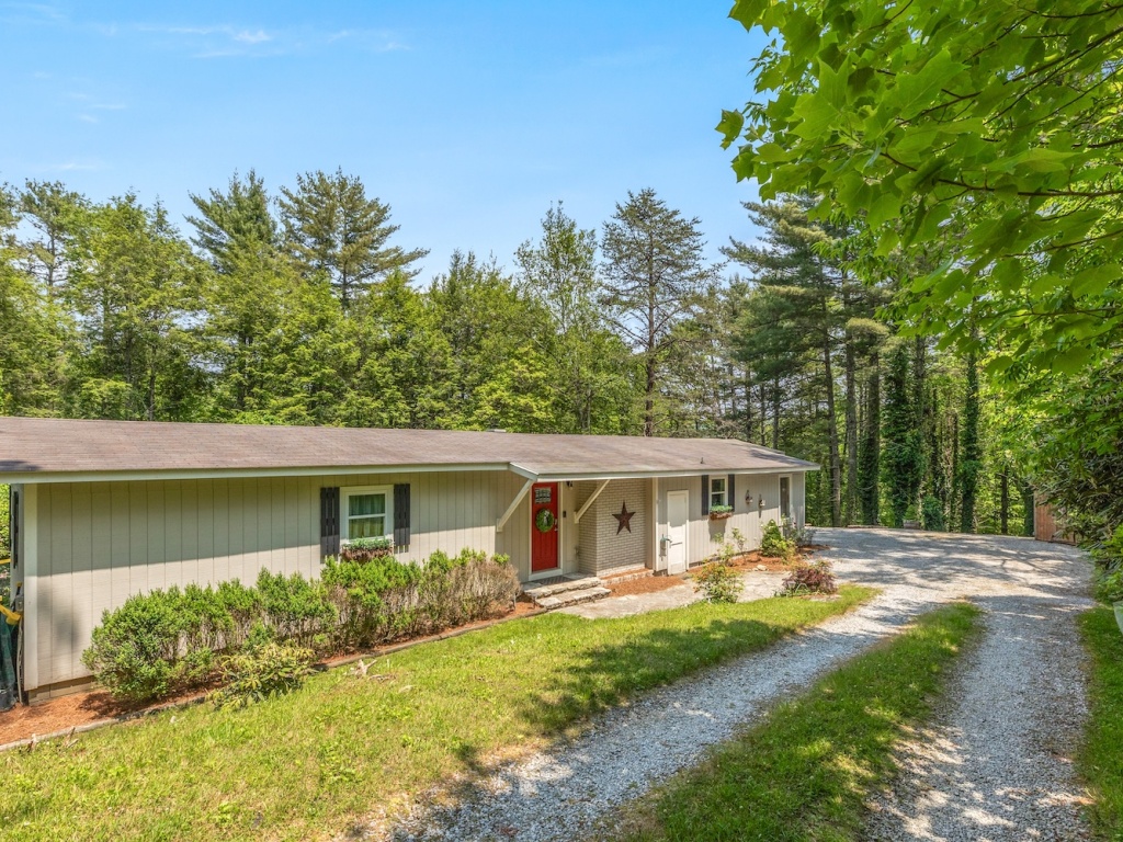 Highlands, North Carolina 28741, 2 Bedrooms Bedrooms, ,2 BathroomsBathrooms,Residential,For Sale,10672