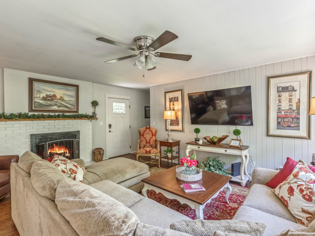 Highlands, North Carolina 28741, 2 Bedrooms Bedrooms, ,2 BathroomsBathrooms,Residential,For Sale,10672
