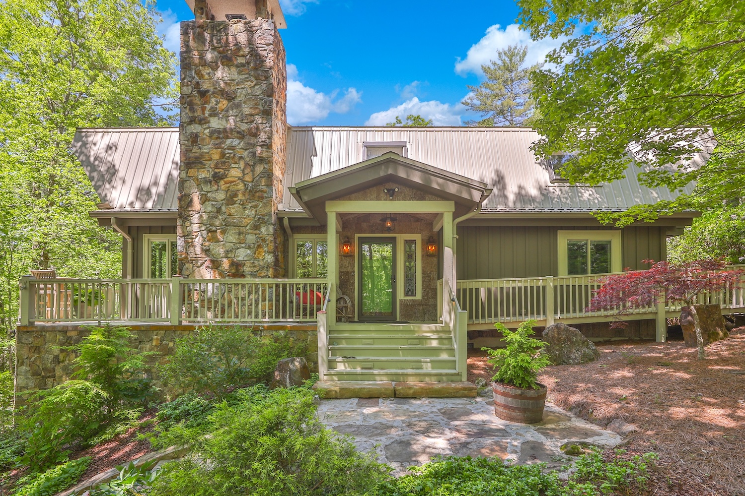 Sapphire, North Carolina 28774, 3 Bedrooms Bedrooms, ,2.5 BathroomsBathrooms,Residential,For Sale,10673
