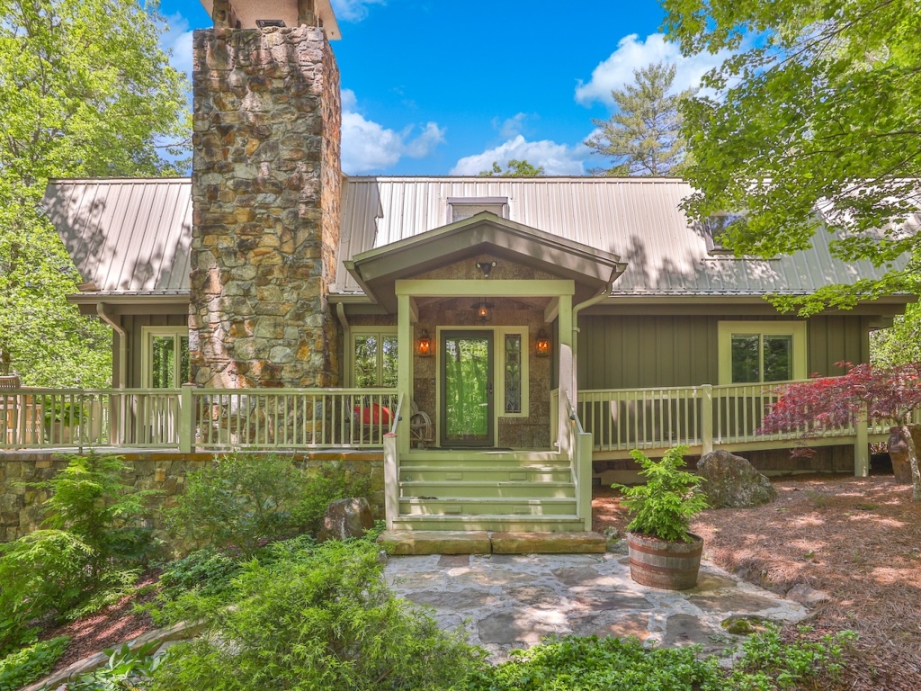 Sapphire, North Carolina 28774, 3 Bedrooms Bedrooms, ,2.5 BathroomsBathrooms,Residential,For Sale,10673