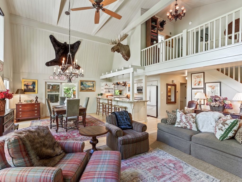 Sapphire, North Carolina 28774, 3 Bedrooms Bedrooms, ,2.5 BathroomsBathrooms,Residential,For Sale,10673