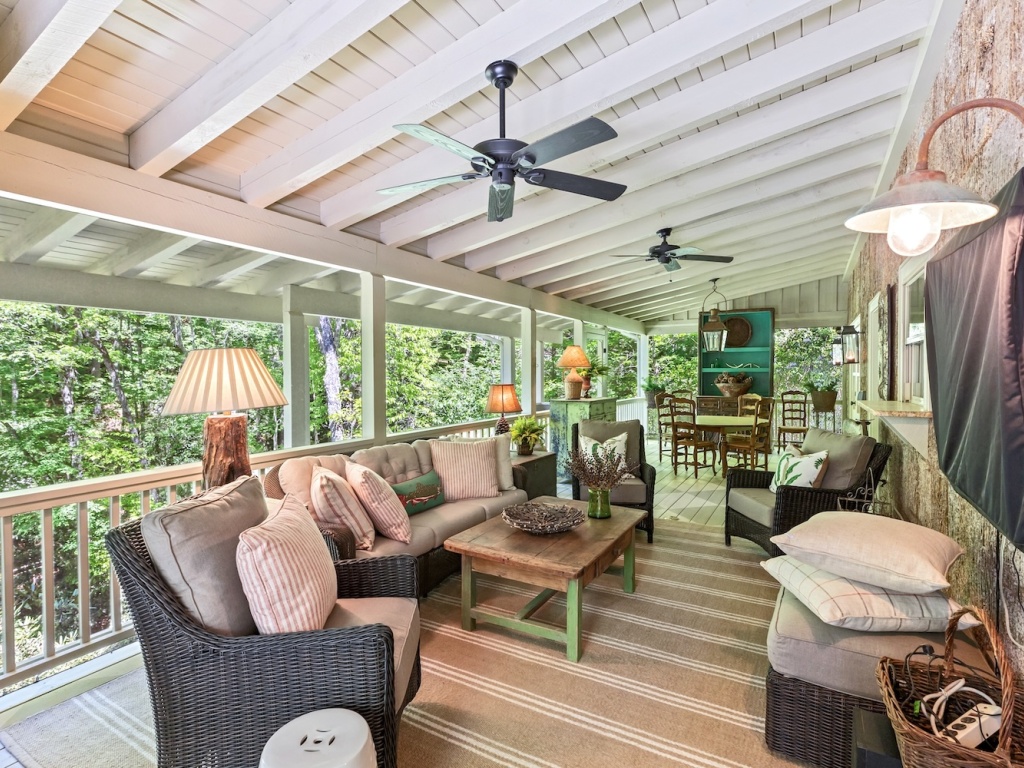 Sapphire, North Carolina 28774, 3 Bedrooms Bedrooms, ,2.5 BathroomsBathrooms,Residential,For Sale,10673