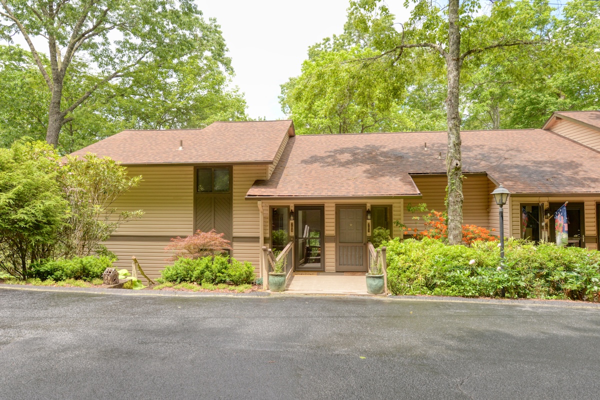 Highlands, North Carolina 28741, 2 Bedrooms Bedrooms, ,2 BathroomsBathrooms,Residential,For Sale,10676