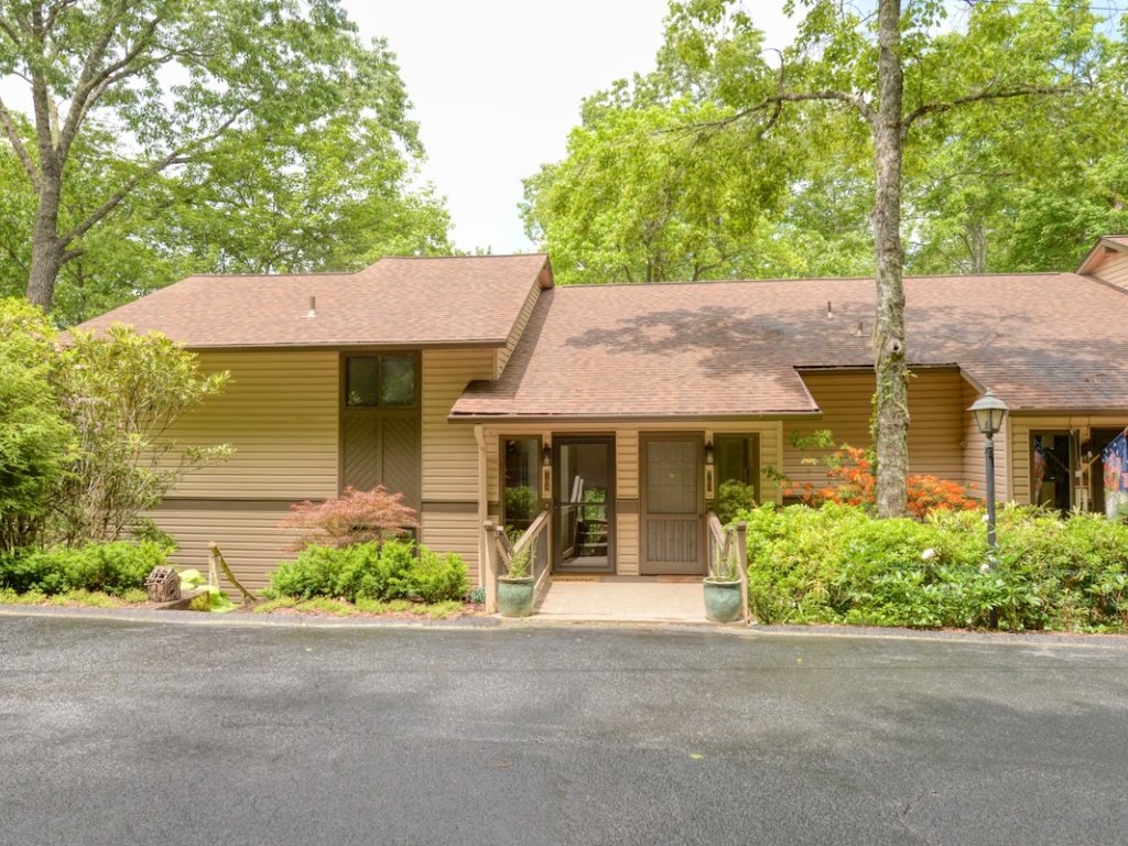 Highlands, North Carolina 28741, 2 Bedrooms Bedrooms, ,2 BathroomsBathrooms,Residential,For Sale,10676