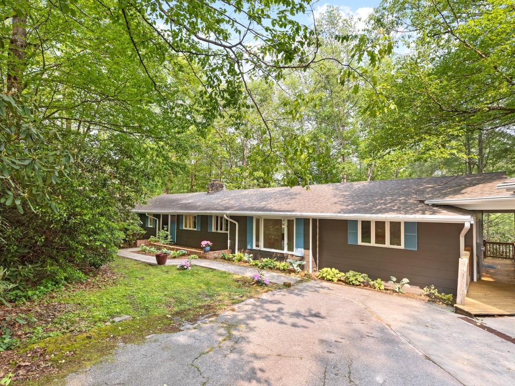 Highlands, North Carolina 28741, 4 Bedrooms Bedrooms, ,3 BathroomsBathrooms,Residential,For Sale,10677