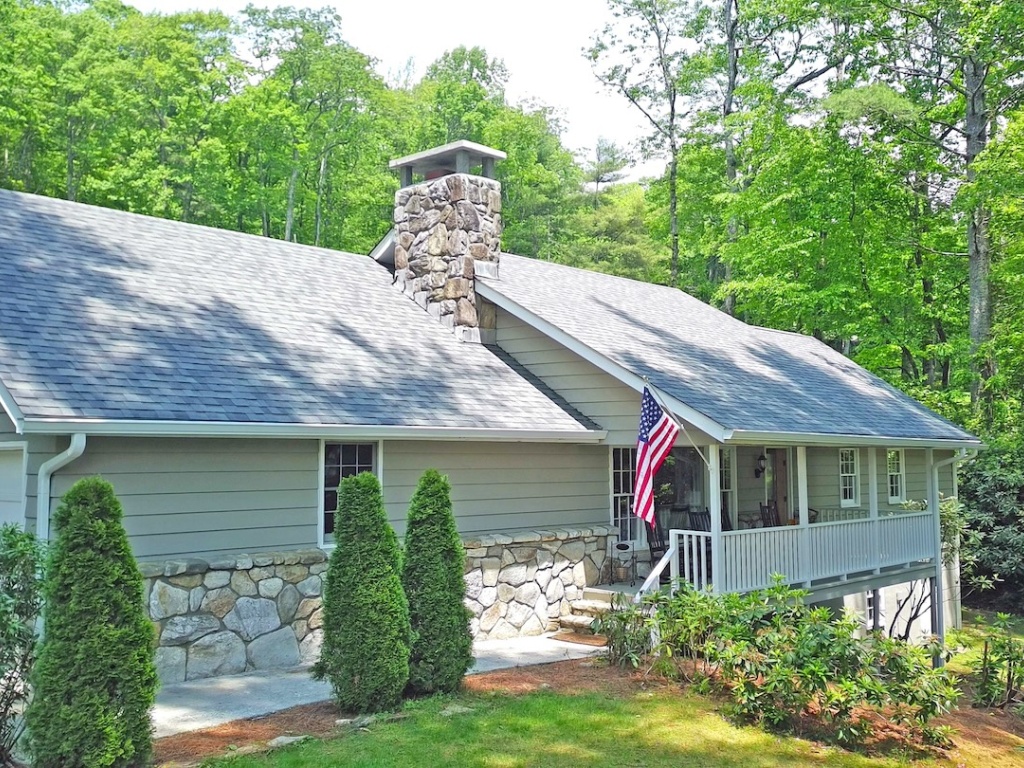 Highlands, North Carolina 28741, 3 Bedrooms Bedrooms, ,2 BathroomsBathrooms,Residential,For Sale,10678