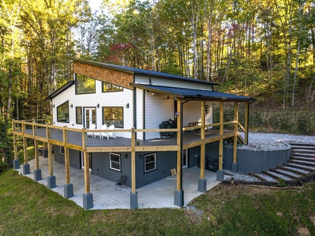 Bryson City, North Carolina 28713, 3 Bedrooms Bedrooms, ,3.5 BathroomsBathrooms,Residential,For Sale,10723